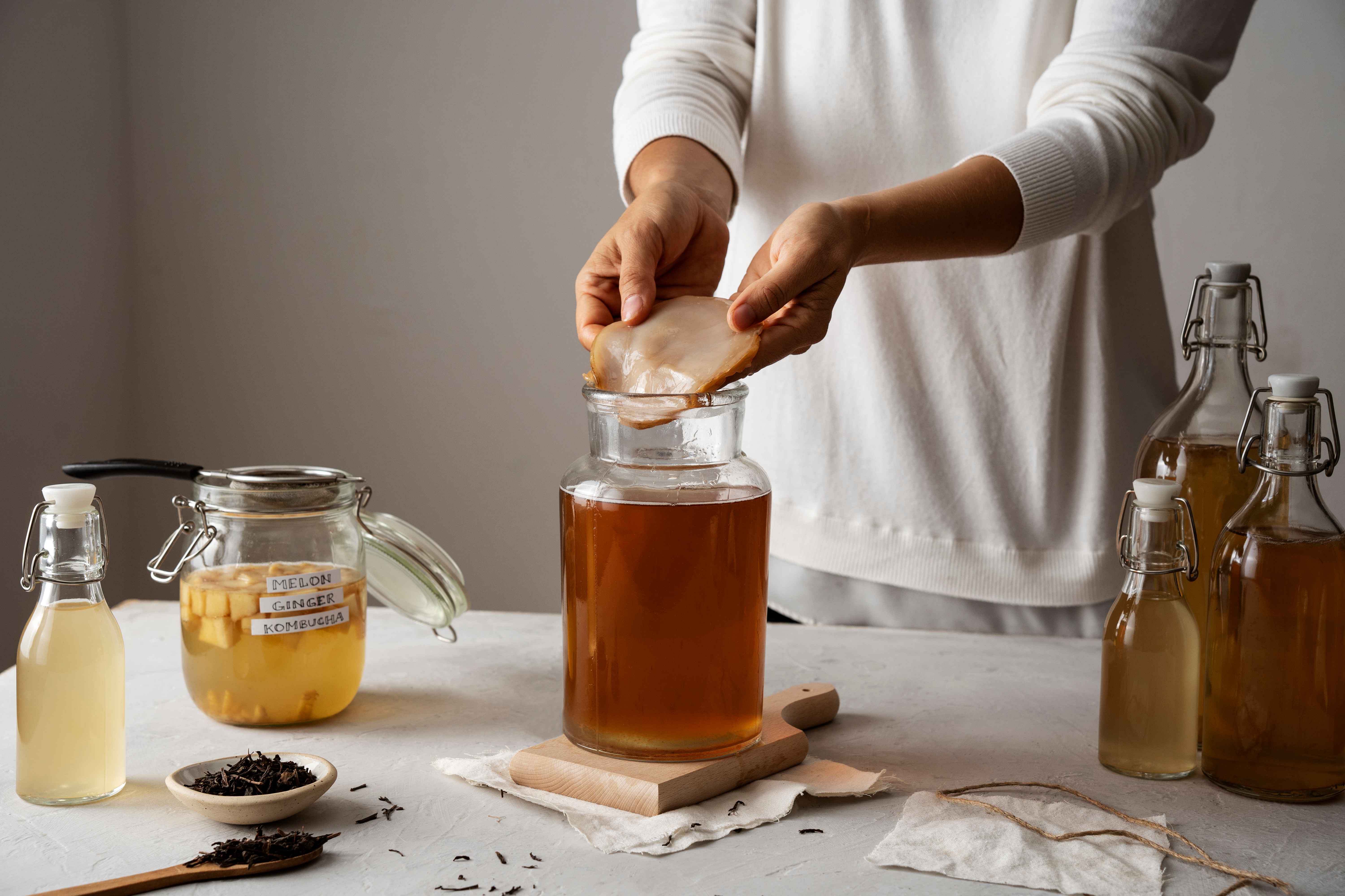 7 Manfaat Kombucha untuk Kesehatan yang Perlu Anda Ketahui